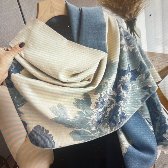 Blue & White Bloom Reversible Wrap - Picture 1 of 5